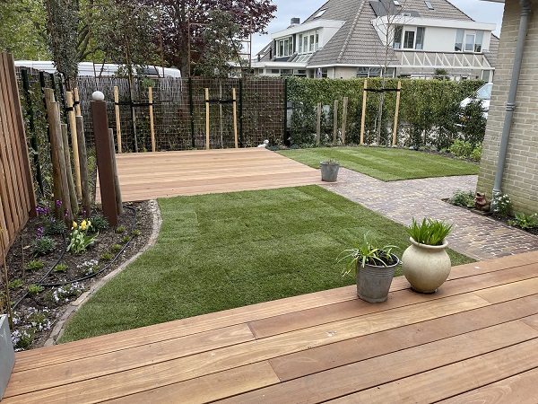 Houten vlonder in tuin